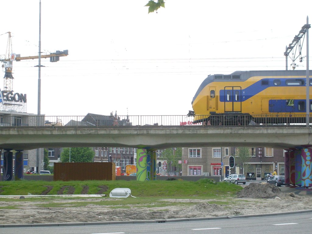 Hier berquert ein Triebzug der Baureihe 8400 eine Brcke in der Nhe der Venloer Innenstadt.