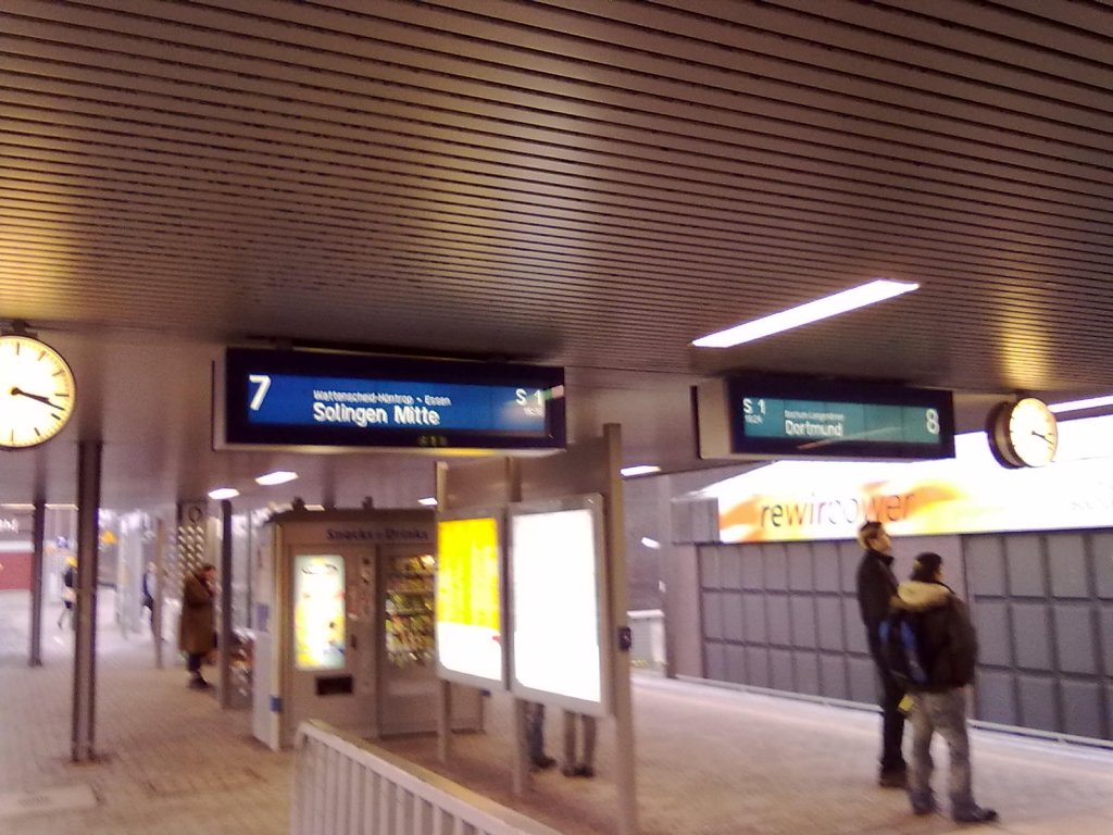 HIer ein Zugzielanzeiger fr eine S-Bahn der Linie 1 im Bochumer Hbf nach Solingen Mitte. Kurze Zeit spter fuhr dann ein 422er Doppel ein, dass aber nur bis Solingen Hbf fahren kann.