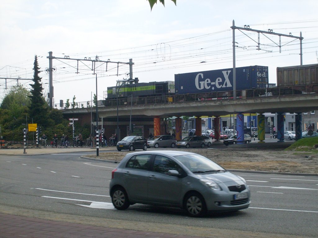 Hier passiert eine Diesellok auf ihrem Weg zum Bahnhof von Venlo eine Brcke am Rande der Innenstadt.