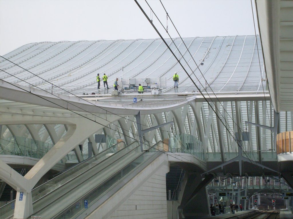 Hier scheinen noch die letzten Arbeiten am Dach des Bahnhofes Lige Guillemins erledigt werden zu mssen. Auf jeden Fall ware dafr einige Arbeiter zu gange.