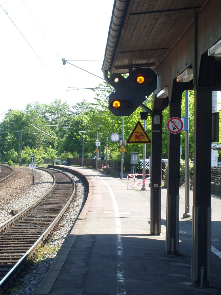 Hier sieht man die Ausfahrt des Bahnhofes von Au(sieg) in Richtung Siegen mit dem entsprechenden Vorsignal.