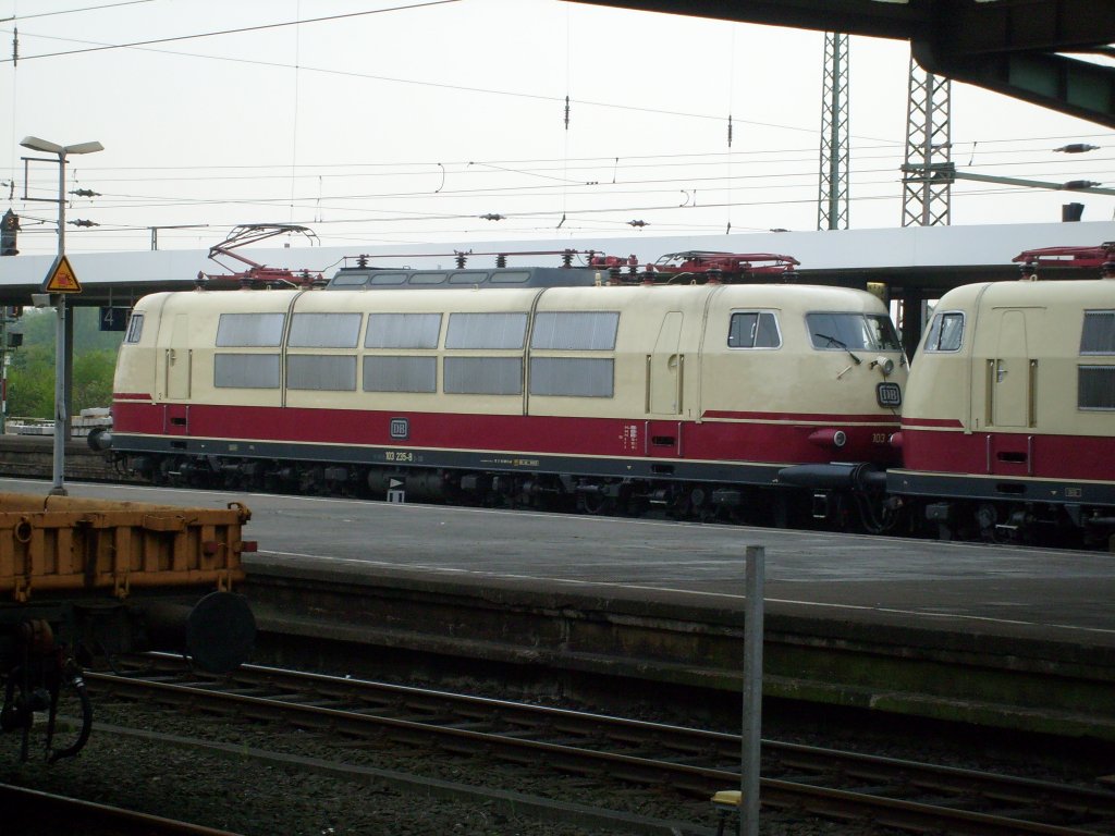 Hier steht 103235 mit 103184 zusammen an einem Sonderzug von Stendal nach Koblenz am 9.5. im Duisburger Hbf. Leider war kein anderes Bild mglich da leider zwei Zge den rest des Zuges versperrten.