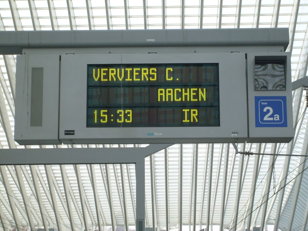 Hier der Zugzielanzeiger fr den IR nach Aachen im Bahnhof Lige Guillemins.