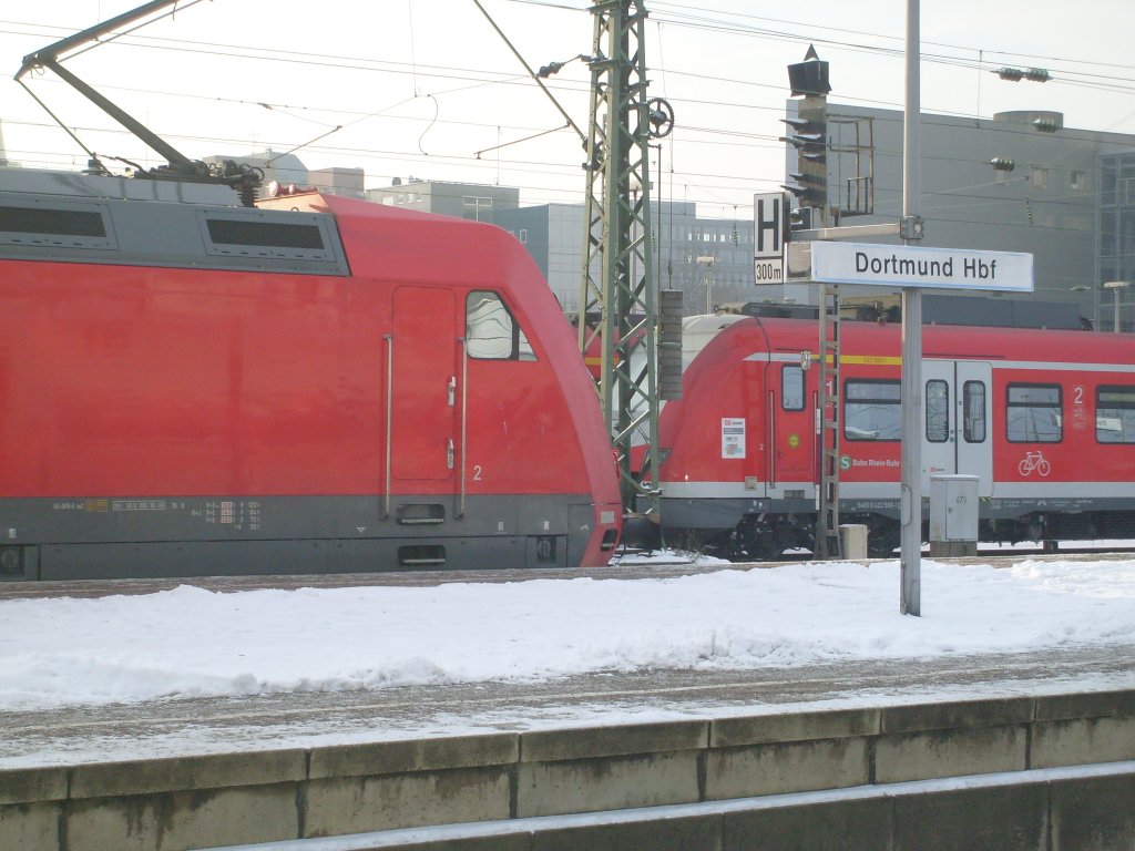 Schnauzenvergleich zwischen eine Lok der Baureihe 101 und einem S-Bahn Zug der Baureihe 422 im Dortmunder Hbf. Bei der Kopfform sieht man doch schon eine gewisse Verwandtschaft.