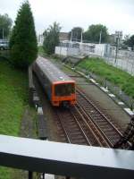 Hier fhrt eine Metro aus der Station Heysel aus.