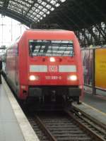 Hier fhrt eine Lok der Baureihe 101 mit ihrem InterCity in den Bahnhof Kln Hbf ein.