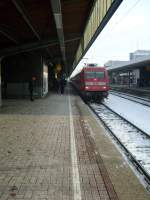 Br 101/110085/hier-faehrt-eine-lok-der-baureihe Hier fhrt eine Lok der Baureihe 101 mit ihren IC in den Bahnhof Dortmund HBF ein.