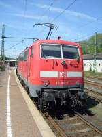 Hier schiebt 111146 ihren Zug der Linie RE9 nach Aachen aus dem Bahnhof von Au(Sieg). Da die Gleise berhht sind, steht die Lok leicht schief. 