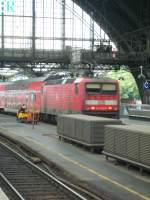 Hier schiebt eine Lok der Baureihe 143 ihre Regionalbahn der Linie 27 aus dem Klner Hbf.