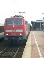 Hier steht 111153 am 15.5. mit ihrem Zug als RE4 bereit zur Abfahrt in Richtung Aachen im Dortmunder Hbf.