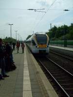 Stadler Flirt/70050/hier-faehrt-ein-flirt-emu5-der Hier fhrt ein Flirt EMU5 der Eurobahn als RE13 in Richtung Venlo (der Zug endete auf Grund der fehlenden Nierderlandenzulassung in Kaldenkirchen) am 15.5. in den Bahnhof von Viersen ein.