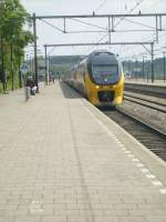 Venlo/70054/hier-wird-ein-triebzug-der-baureihe Hier wird ein Triebzug der Baureihe 8400 am 15.5. im Bahnhof von Venlo als IC zur Fahrt nach Den Haag bereitgestellt.
