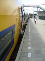 Hier mal ein Blick entlang eines Triebzuges der Baureihe 8400 am 15.5. im Venloer Bahnhof. Ein Unterschied zu den in Deutschland gngigen Doppelstockwagen sind die fest ausgefahrenen Trittstufen. 