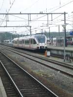 Hier fhrt ein Stadler GTW der Veolia Verkehr am 15.5. als Regionalbahn in den Bahnhof von Venlo ein und wird dann in krze seine Fahrt in Richtung Nijmegen fortsetzten. 