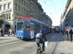 Hier durchfhrt die in Bern  Quietschtram  genannte Fahrzeugkomposition als Linie 6 die Berner Innenstadt.