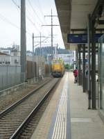 Hier der Nachschuss auf das aufgebockte Bahndienstfahrzeug das von einer Re 4/4 durch den Bahnhof Sch�nb�hl SBB gezogen wurde.