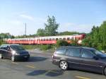Hier schleicht sich ein NPZ kurz vor dem Bahnhof Burgdorf Buchmatt an den wartenden Autos vorbei.