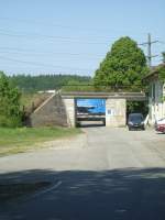 Hier versteckt sich eine Werbe Re 460 hinter einer Eisenbahn�berf�hrung.