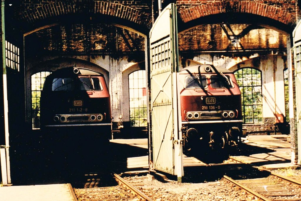 Abgestellte 218 136-0 und 218 142-8  im schon stark besch�digten Lokschuppen des Bw Bestwig. (Scan vom alten Foto, Aufnahmejahr leider nicht bekannt)