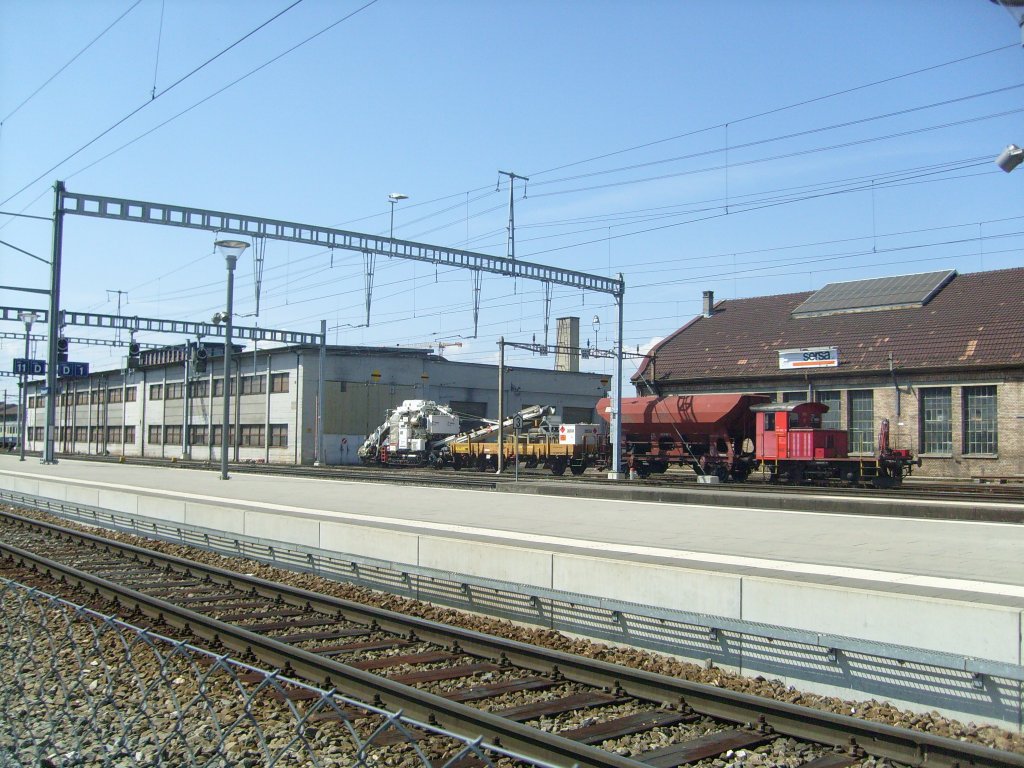 Diese Diesellok mit Wagen stand im Bahnhof Burgdorf vor der Halle der SERSA