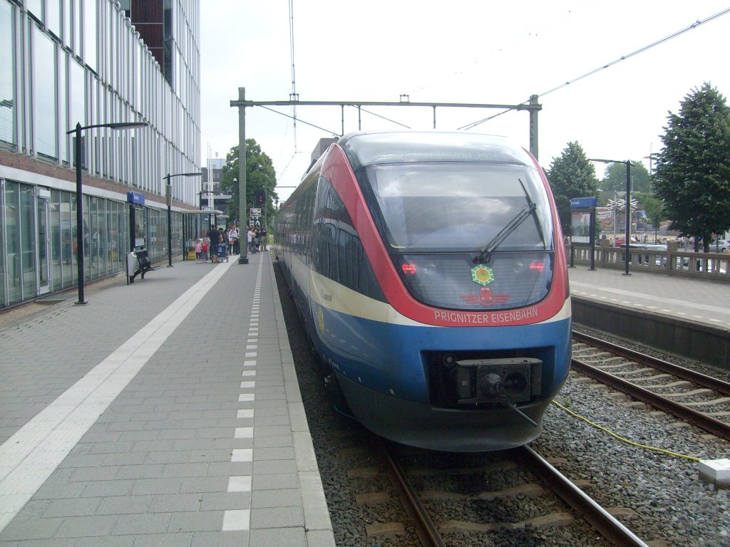 Hier ist am 12.6 ein Talent der PEG im Bahnhof von Enschede eingefahren und wird in wenigen Minuten wieder zurck nach Dortmund fahren.
