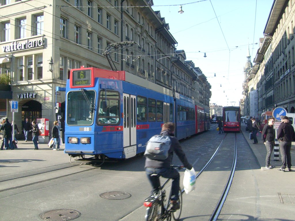 Hier durchfhrt die in Bern  Quietschtram  genannte Fahrzeugkomposition als Linie 6 die Berner Innenstadt.