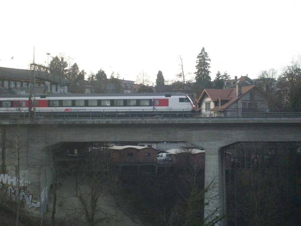 Hier ein EW IV Steuerwagen kurz nach der Ausfahrt aus des Bahnhofes Bern bei der Überquerung der Aare.