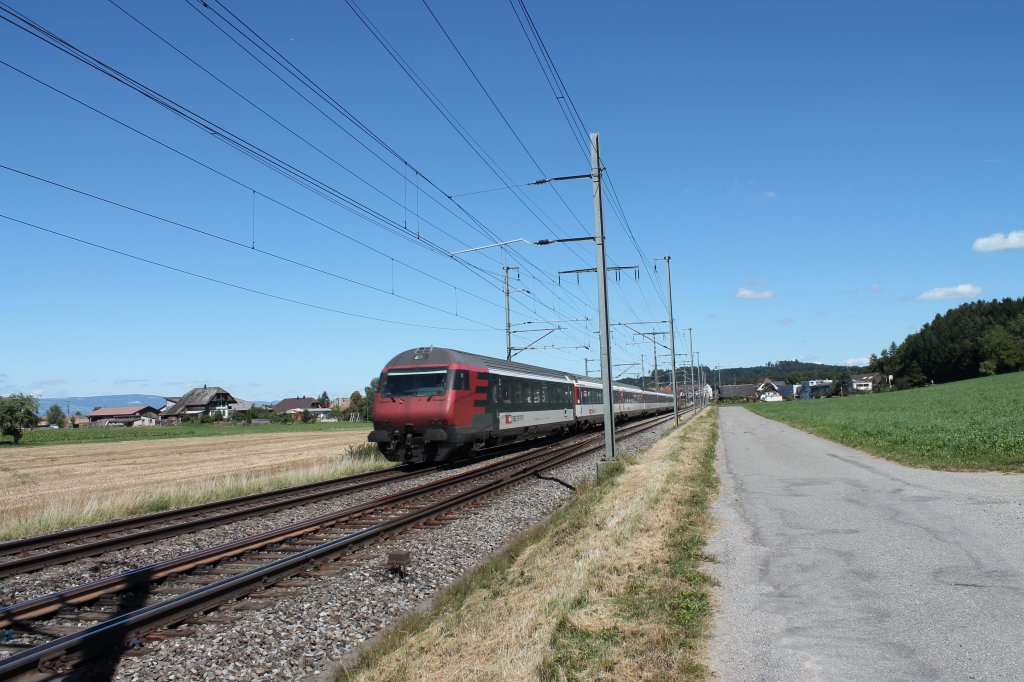 Hier ein EWIV Pendel als IR in Richtung Olten kurz vor Lyssach am 1.9.2011