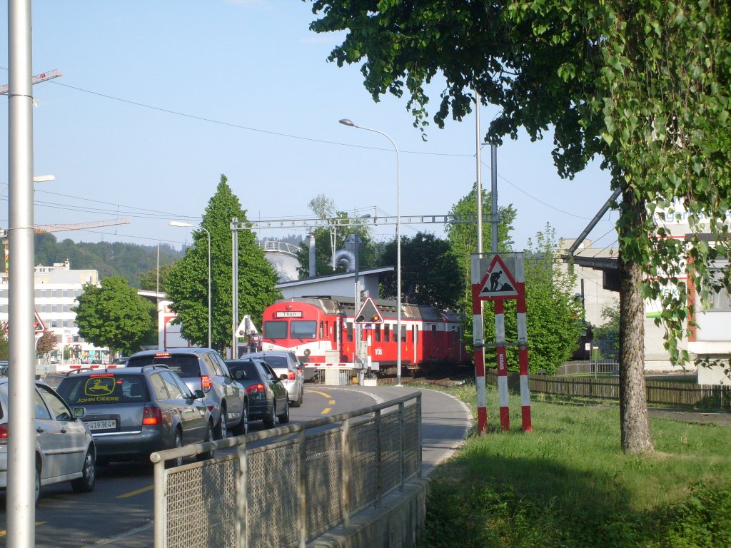 Hier ein NPZ der BLS bei der Überquerung des Bahnübergangs direkt vor dem Bahnhof Burgdorf Buchmatt