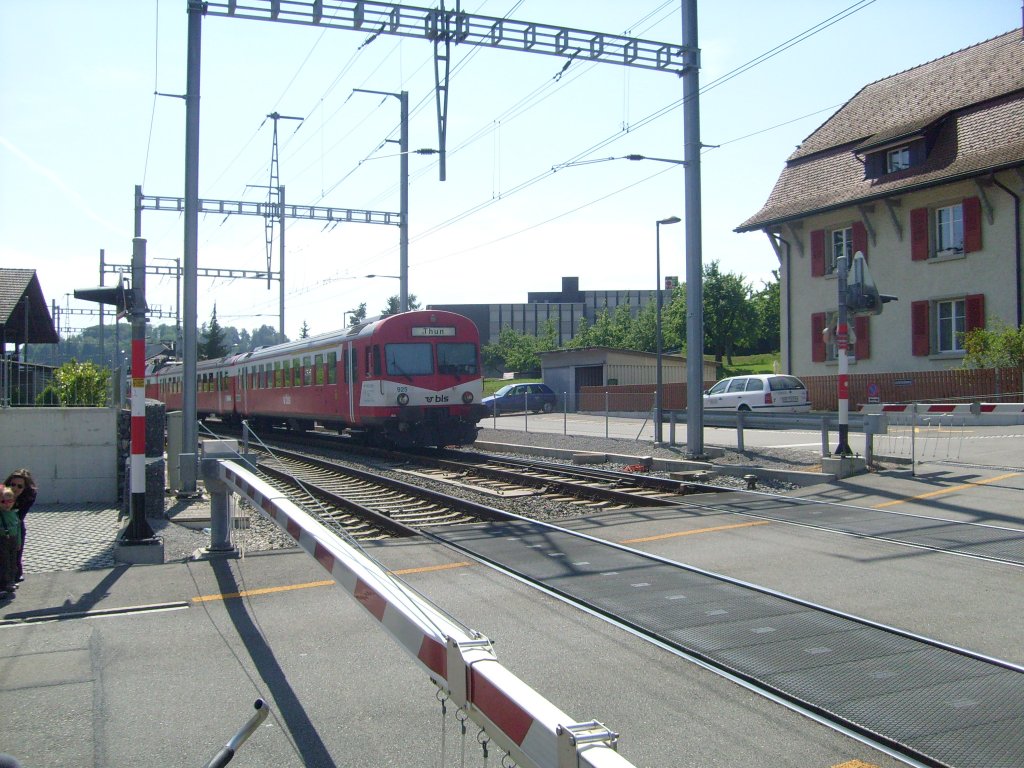 Hier ein NPZ der BLS in RM Lackierung als Regioexpress nach Thun kurz nach der Ausfahrt aus dem Bahnhof Burgdorf.