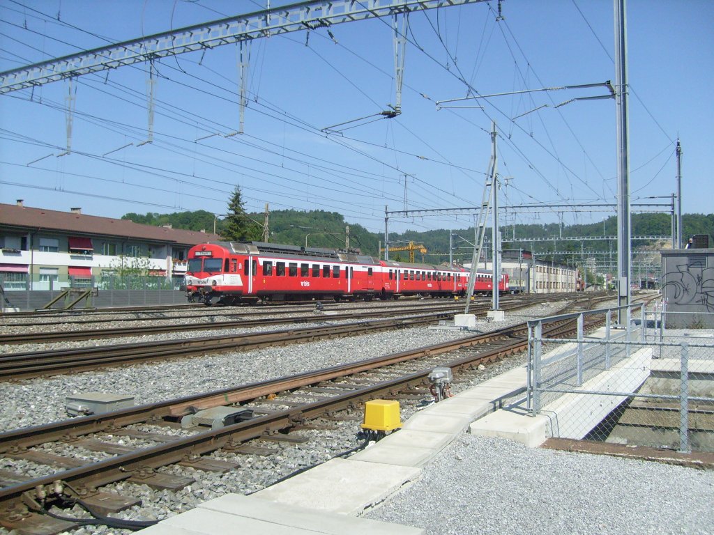 HIer fährt ein NPZ der BLS als Regio aus dem Bahnhof Burgdorf aus.