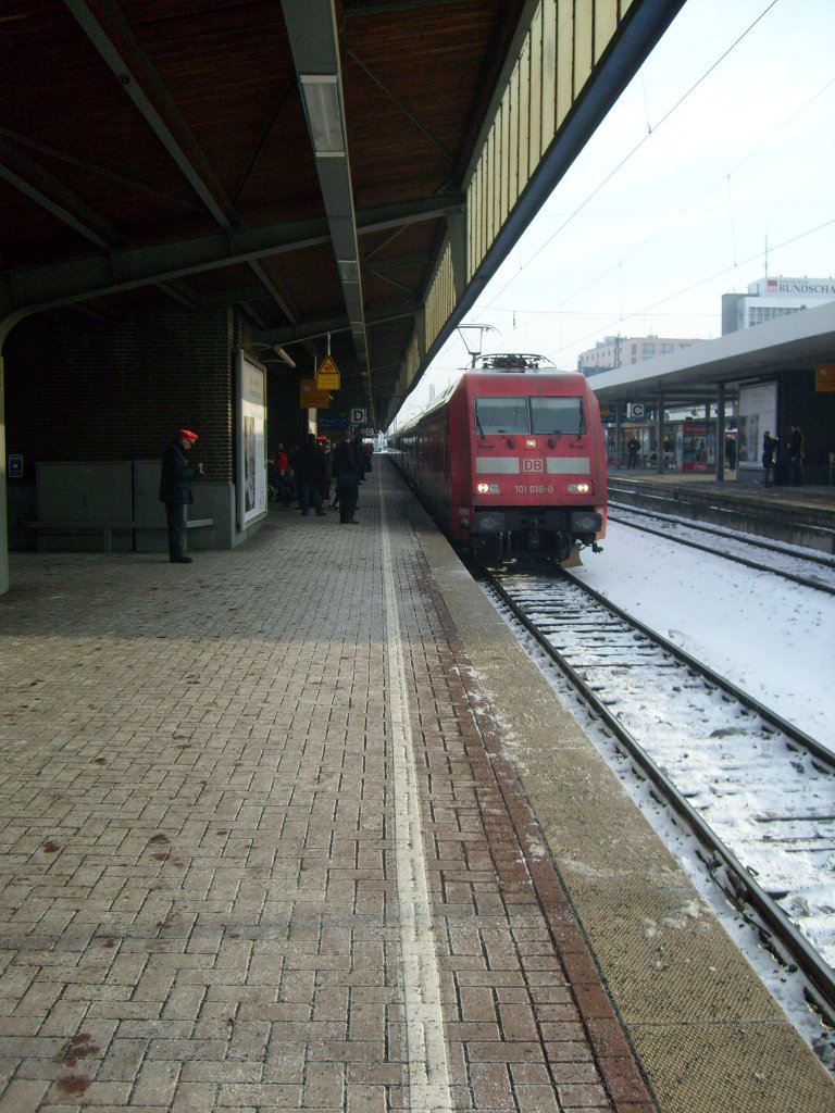 Hier fhrt eine Lok der Baureihe 101 mit ihren IC in den Bahnhof Dortmund HBF ein.