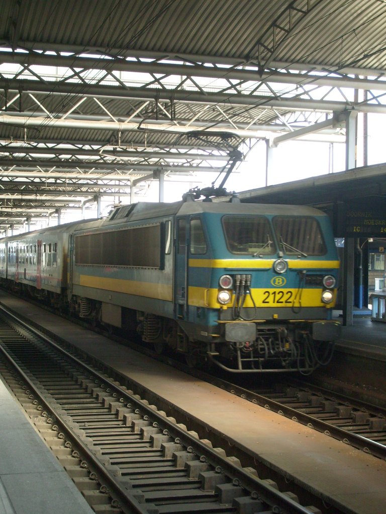 Hier fhrt eine Lok der Baureihe 21 mit ihrem Zug aus M4 Wagen in den Bahnhof Brssel Midi ein.