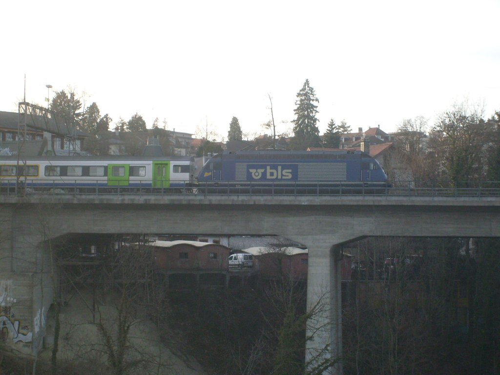 Hier fährt eine Re 465 des BLS mit ihren EW III aus dem Bahnhof Bern aus.