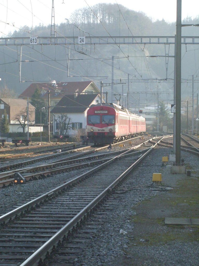 Hier die Frontansicht eines NPZ der BLS der neben dem Ausfahrtgleis des Bahnhofes Burgdorf steht.