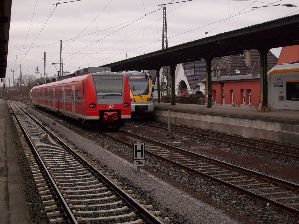 Hier sieht man Vorgnger und Nachfolger zusammen im Bahnhof Hamm(Westf.). Der Zug der Flirt Eurobahn hat den Et425 der DB auf den Strecken Mnster-Hamm-Bielefeld bzw. -Paderborn-Warburg abgelst.