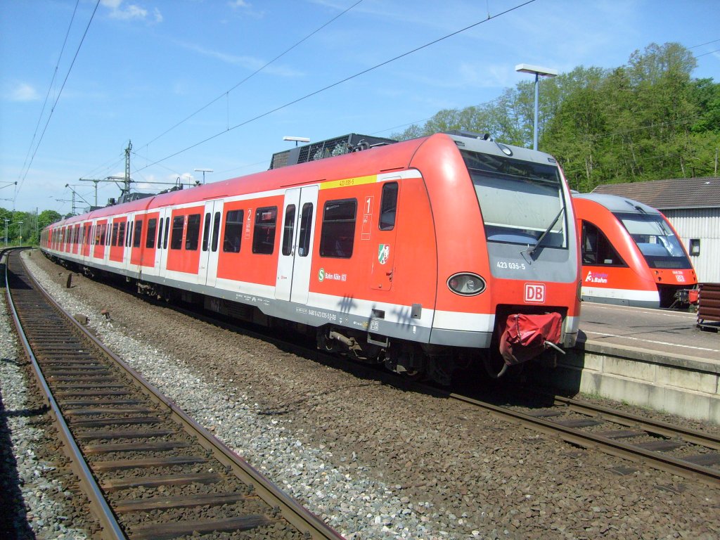 Hier steht ein ET423 der S-Bahn Kln neben einem VT648 der Dreilnderbahn im Bahnhof von Au(Sieg)