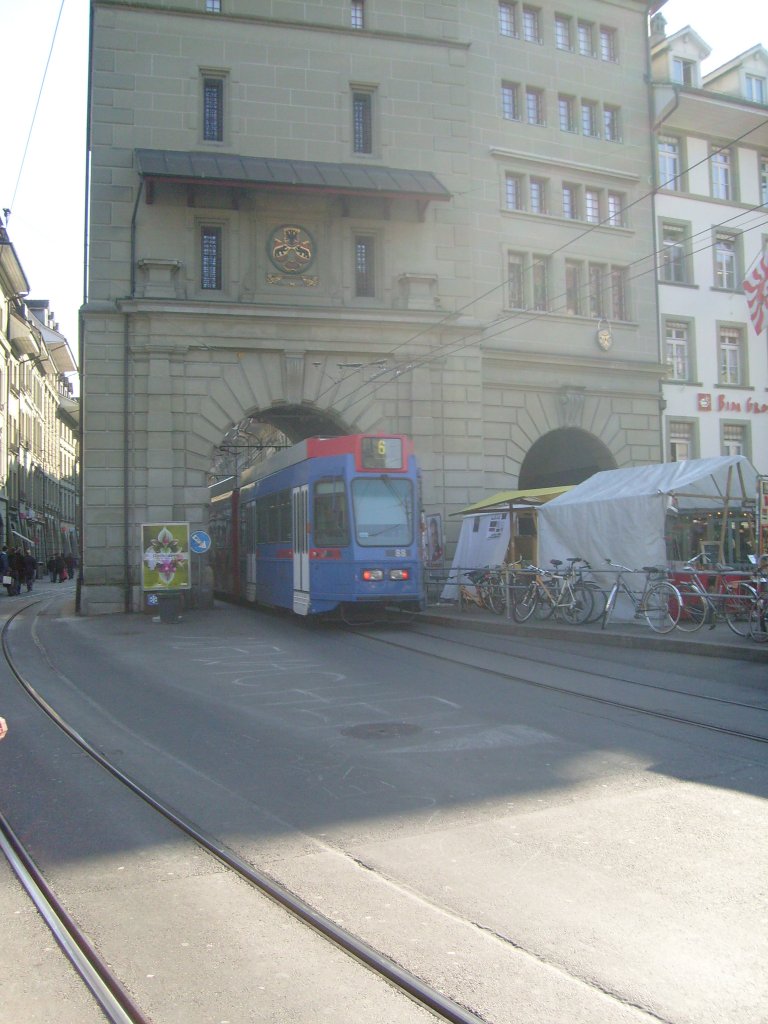 Hier eine Tram der Linie 6 in der Berner Innenstadt