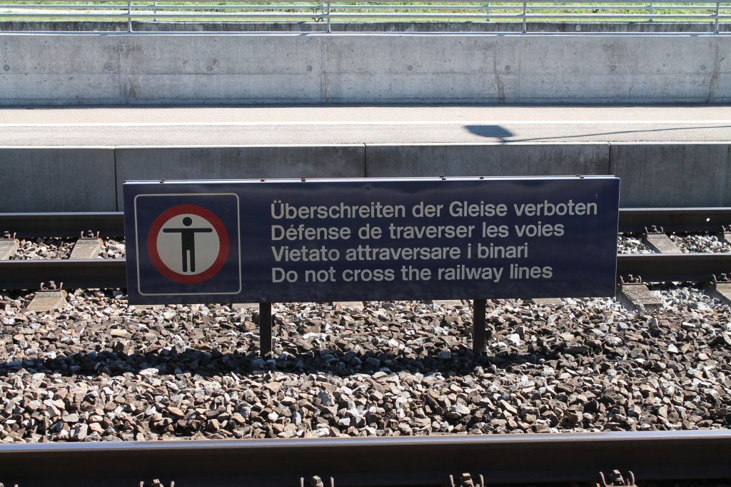 Hier das übliche Verbotsschild der SBB zum überschreiten der Gleise. Aufgenommen am 1.9.2011 im Bahnhof Hindelbank