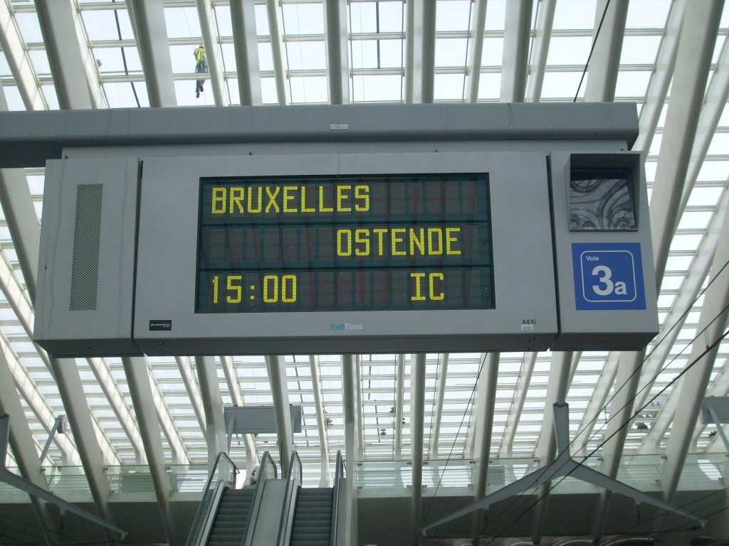 Hier der Zugzielanzeiger fr den IC A von Eupen nach Oostende im Bahnhof Lige Guillemins.