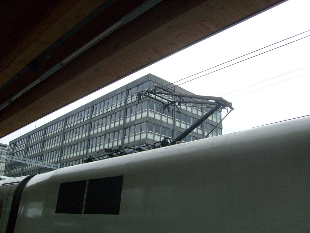 Hier die zwei Stromabnehmer eines schweiztauglichen ICE 1 im Bahnhof Bern.