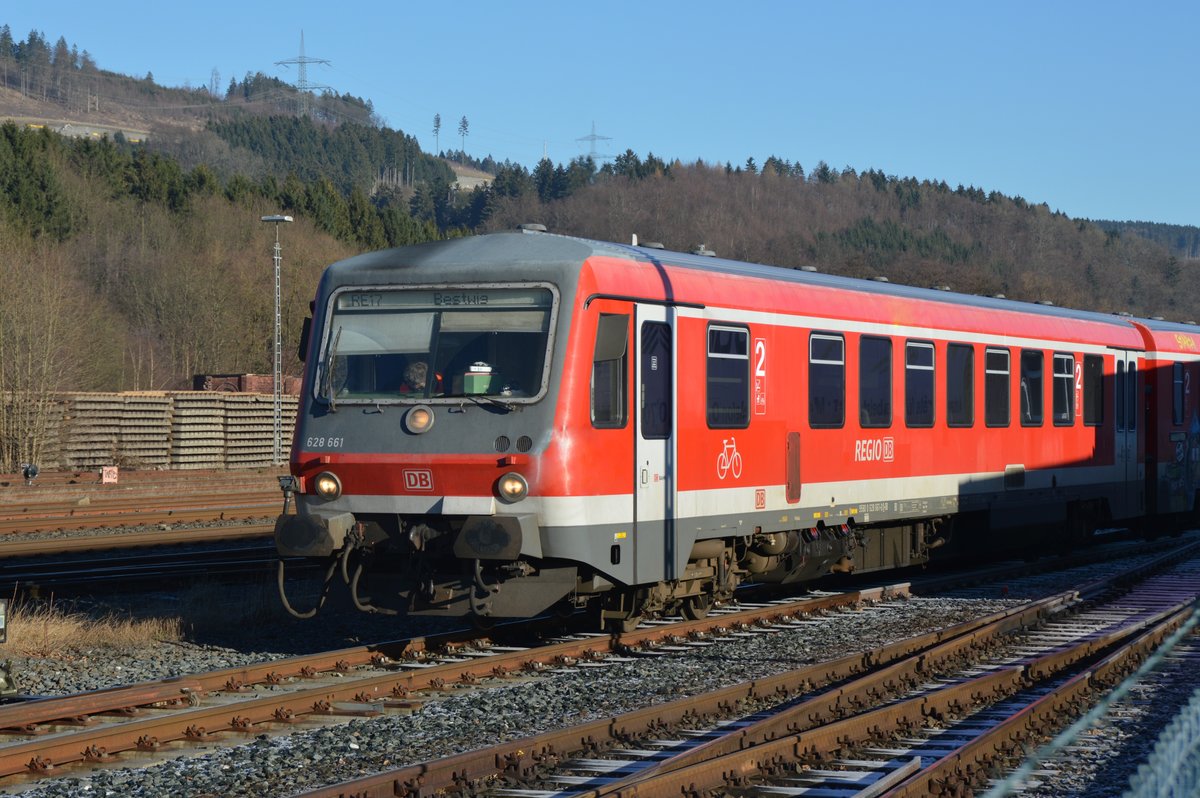 Am 05.12.2016 fährt 628 661 (RE 17) in die Abstellung in Bestwig.