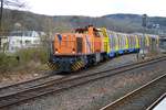 Am 14.04.2021 verläßt die Northrail 275 105-5 mit einem beladenen Holzzug (Halbzug mit neuwertien sggmrrs) den Bahnhof Arnsberg über Gleis 3.