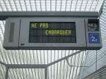 Hier die Aufforderung nicht mehr in den Zug einzusteigen im Bahnhof Liège Guillemins. 