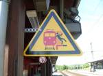 Hier ein Hinweisschild auf die durchfahrenden Güterzüge im Bahnhof von Au(Sieg). Leider ist der Balken an dem das Schild aufgehängt wurde nicht gerade und somit auch nicht das Schild.
