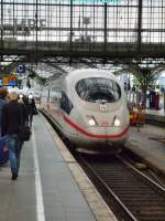 Hier fährt ein ICE 3 in den Kölner Hbf ein, wo der Zug geteilt wird.