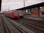 Hier sieht man Vorgänger und Nachfolger zusammen im Bahnhof Hamm(Westf.). Der Zug der Flirt Eurobahn hat den Et425 der DB auf den Strecken Münster-Hamm-Bielefeld bzw. -Paderborn-Warburg abgelöst.