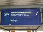 Hier mal ein typisches Bild am Dortmunder Hbf wenn die S1 fahren soll. Allerdings stimmt hier die Anzeige von ca. 15 min später nicht, der Zug fiel kurze Zeit später aus.