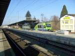 Hier sonnt sich ein BLS NINA im Bahnhof Burgdorf.
